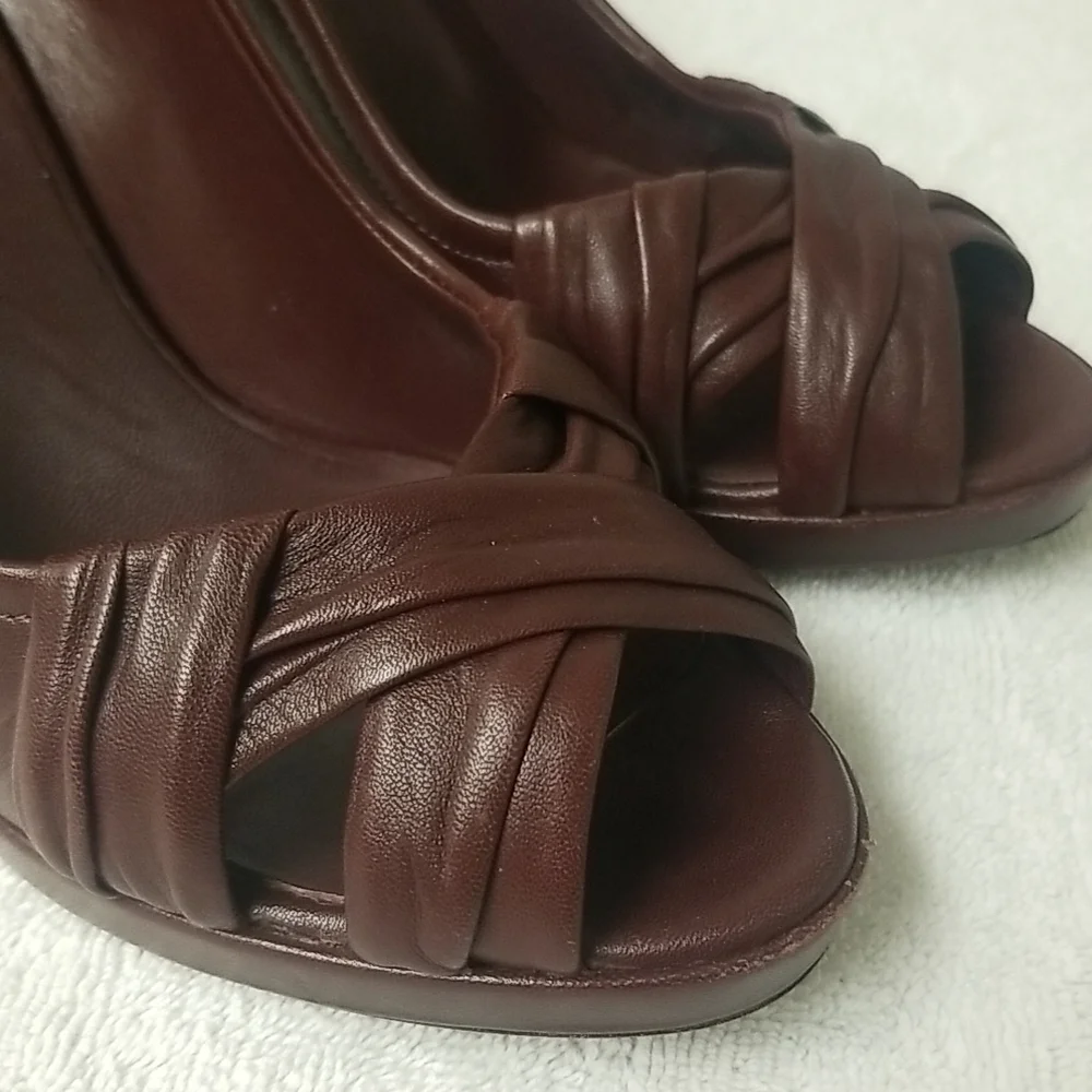 COLE HAAN maroon leather pumps